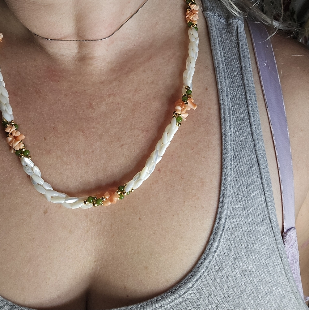Vintage Mother of Pearl Necklace with Salmon Pink Coloured Shell Chips - Picture 7 of 7